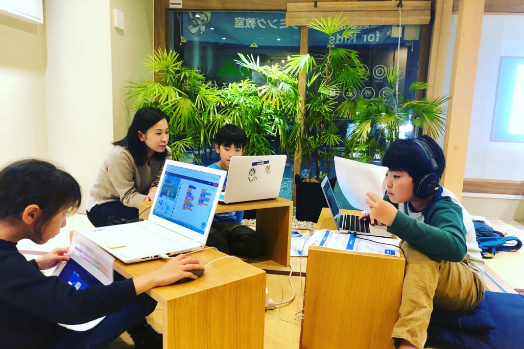 普段の授業の様子です！真剣にみんなでプログラミングに取り組んでいます