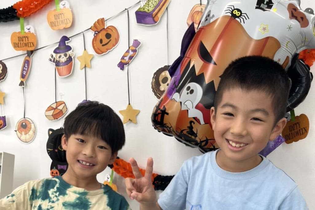 ハロウィン仕様、お友だちと仲よく通ってくださっています。二人で授業を受けると、楽しさ10倍！笑