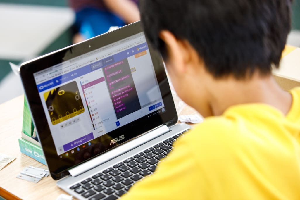 作品の完成へ真剣に取り組みます