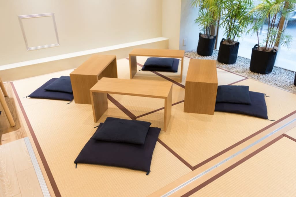 授業はたたみの部屋で行われます。1人1つの文机（ふづくえ）を使い、向かい合う形で授業を受けます。