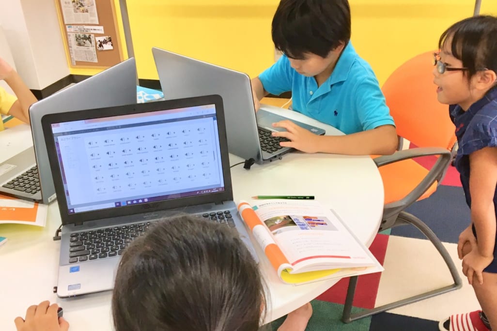 低学年の生徒さんも安心してプログラミングが出来ます。