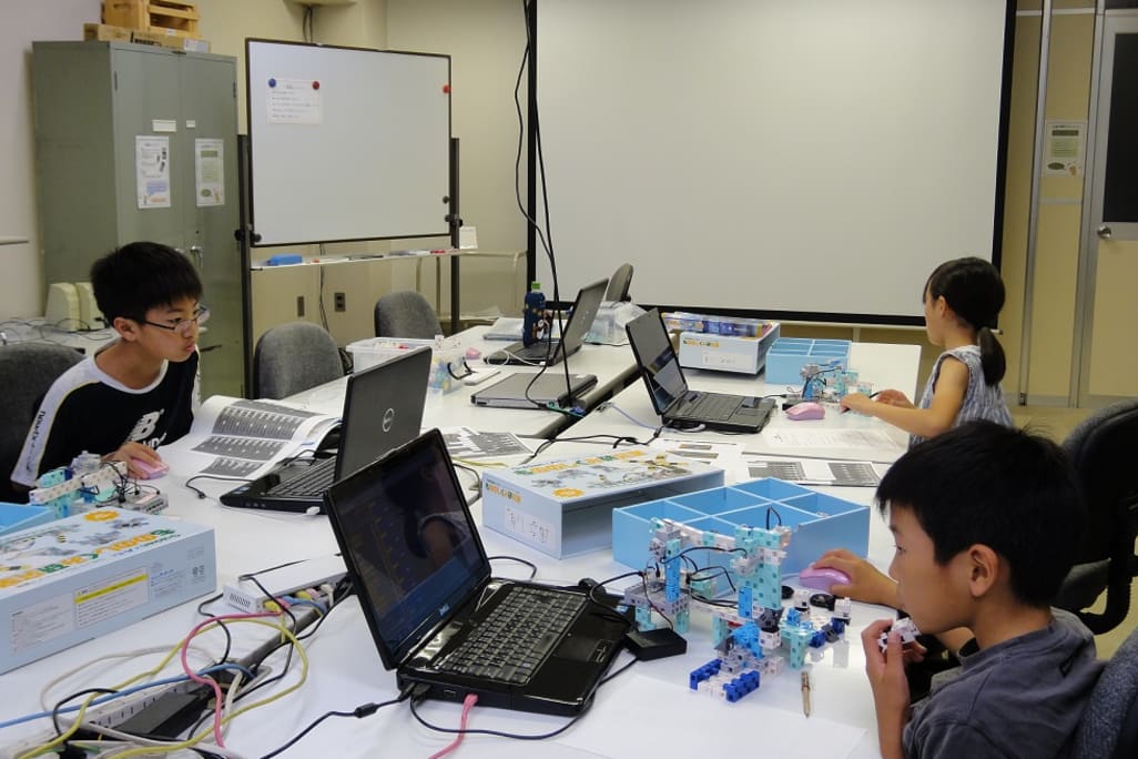 真剣にトライアンドエラーを繰り返す子供たち