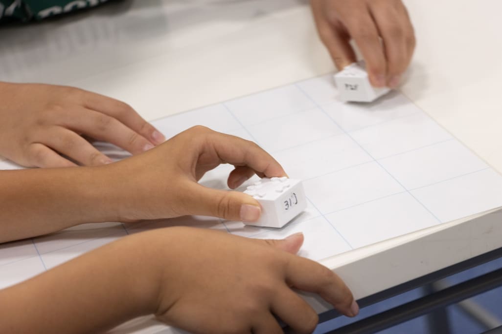 この手からたくさんのアイデアと作品が生まれます。次はどんな笑顔を見せてくれるか楽しみです！