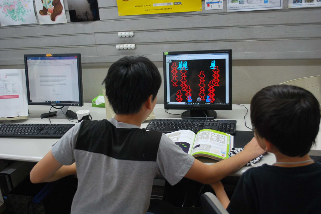 友達の作ったゲームをしています。