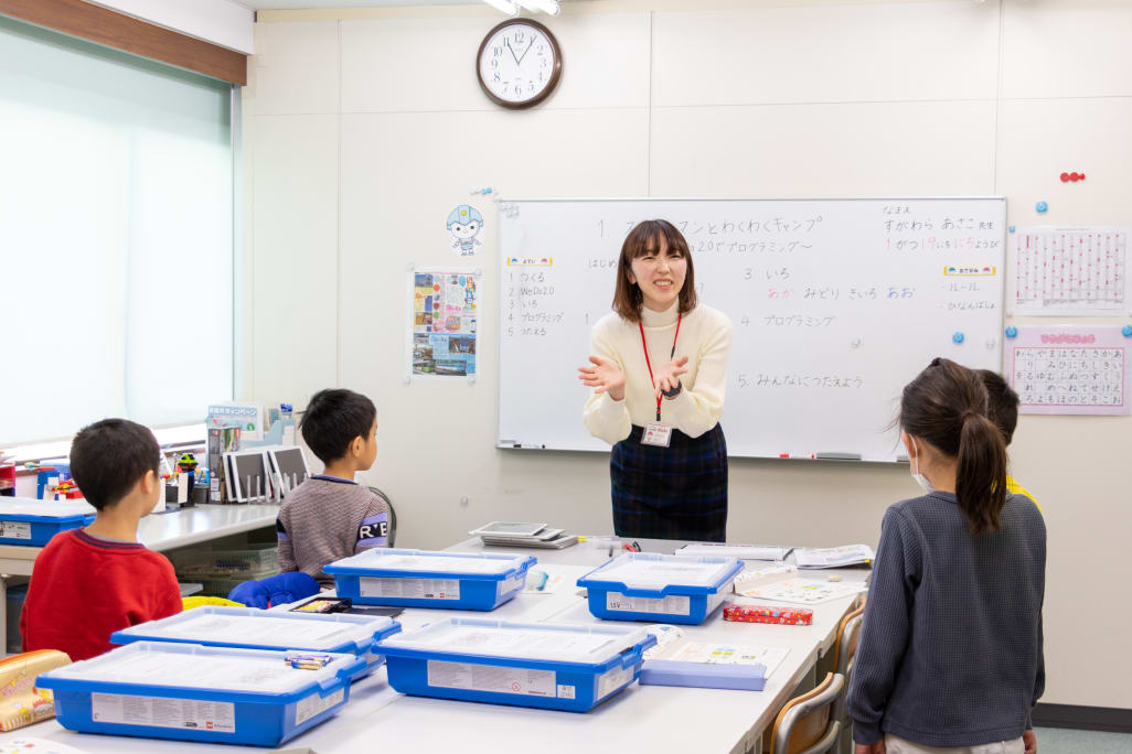 Kicksコースの授業の様子。準備や片付け、ひとつずつステップを踏んで進めることの大切さを学びます。