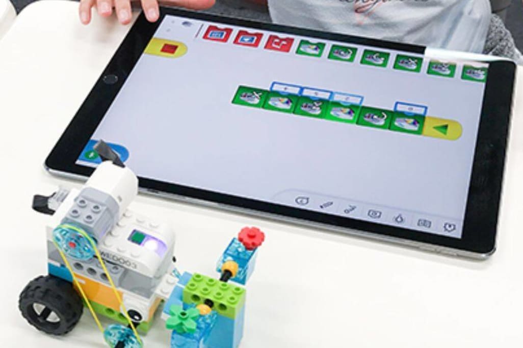 プログラミングに初めて触れるのに最適な「LEGO WeDo」