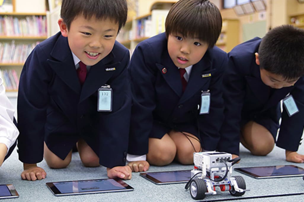 【放課後課外授業・出張授業】オリジナルカリキュラムを用い、学校様のニーズや実施時間、対象学年によって様々なパターンでの対応が可能です。講師派遣とロボット、PC等の機材はプログラボでご用意します。