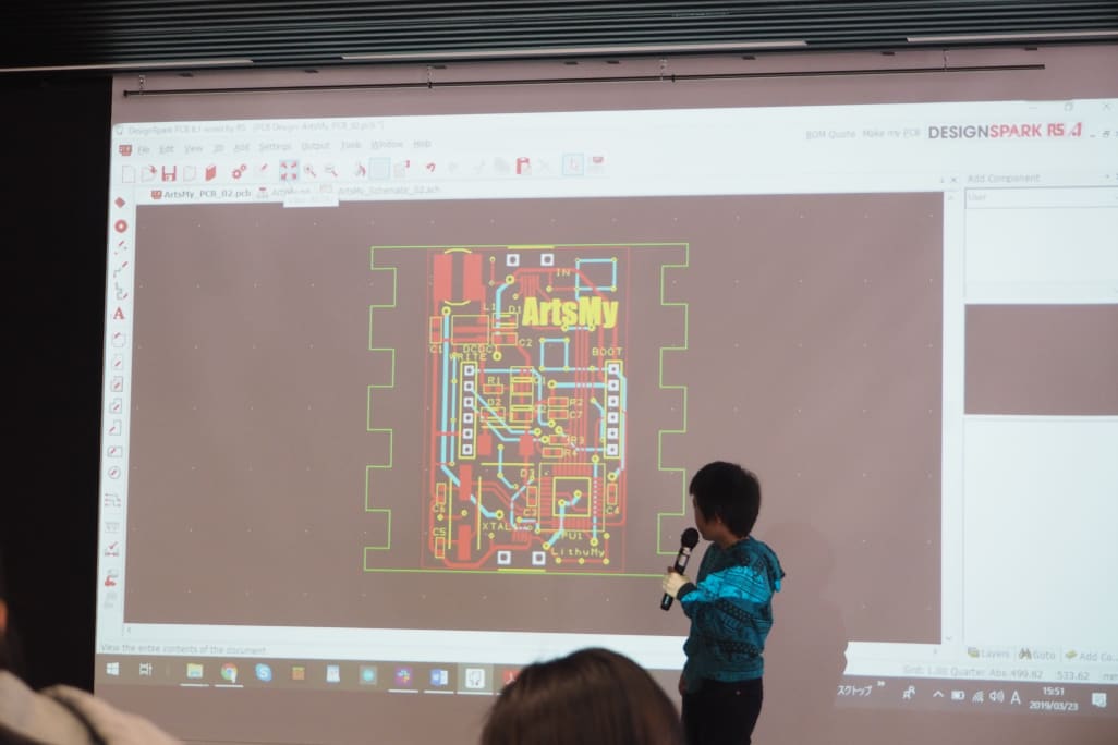 成果報告会で、会社に納品した回路図について説明しました
