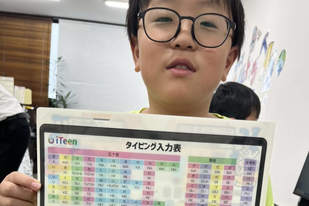 アルファベット、タイピング基礎が重要です。オリジナルクリアファイルでしっかりマスターしましょう。