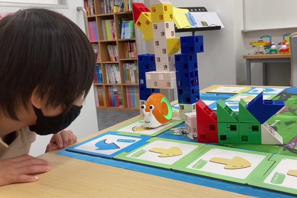 Qoboの命令カードには、「7色に光る」「音楽にあわせて踊る」などさまざまなアクションに加えて、計算モードもあり、小学校での算数の先取りにもおすすめです。