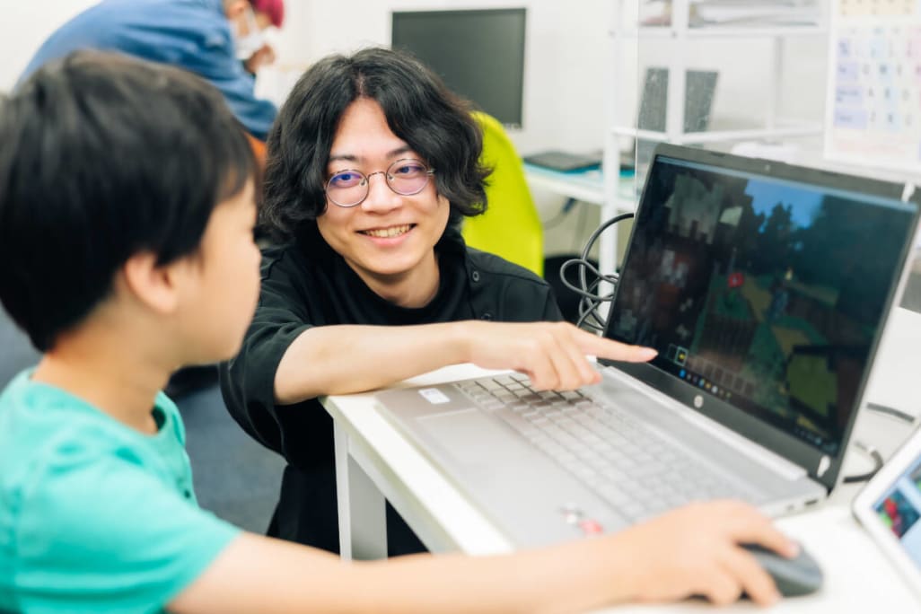 東條先生：Unreal EngineやマイクラMOD等の高度な開発に詳しく、生徒から大人気の先生