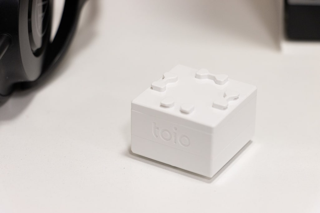 toio（トイオ）を活用した創作活動を通してプログラミング的思考力や発想力を育みます。