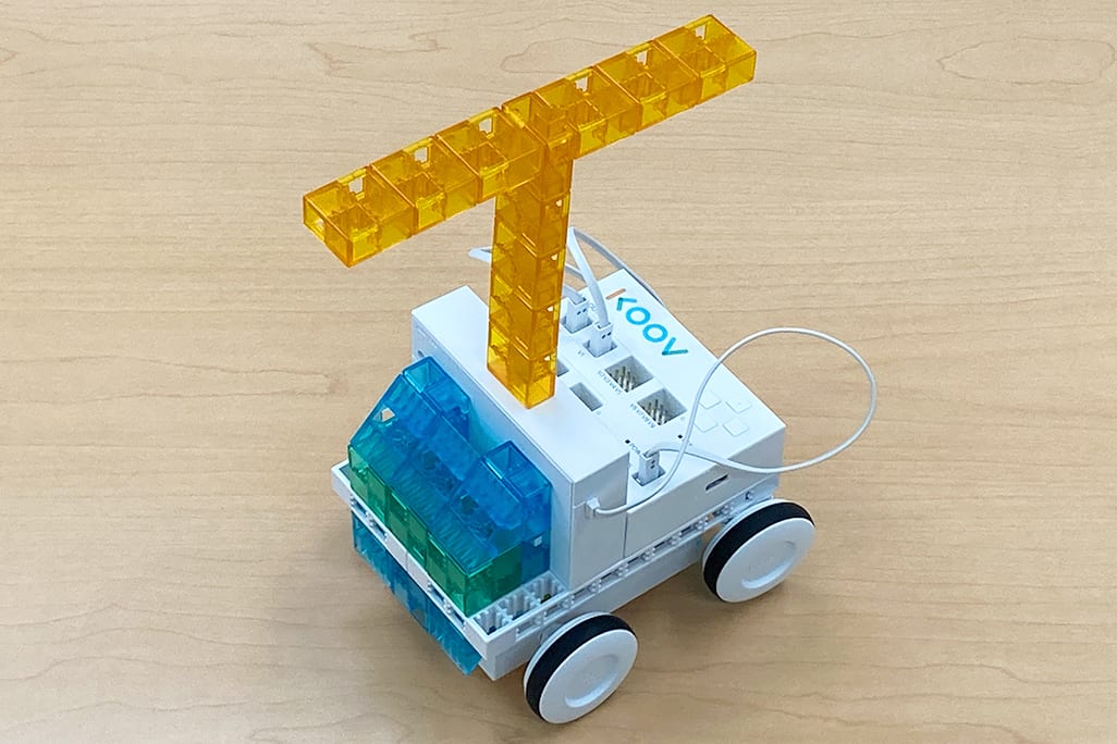 授業では様々なミッションにも挑戦！ロボットカーの上に載った棒を倒さずに走れる一番速いスピードはどれくらいだろう？【2023年12月撮影】