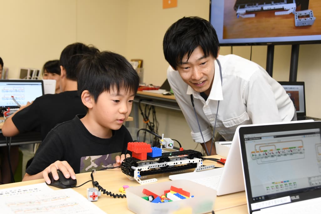 生徒数に応じた充実の講師・サポーター体制で、オリジナルテキストによるアクティブラーニングを実施します（撮影：2019年10月）