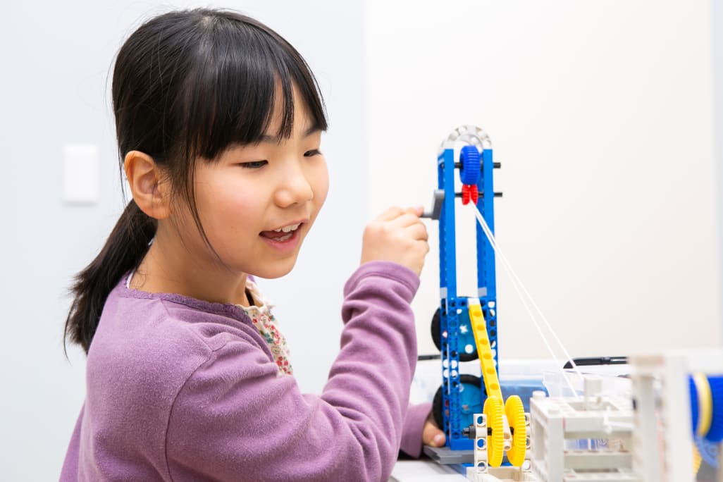 STEM教育でモノの仕組みや原理を学びます。