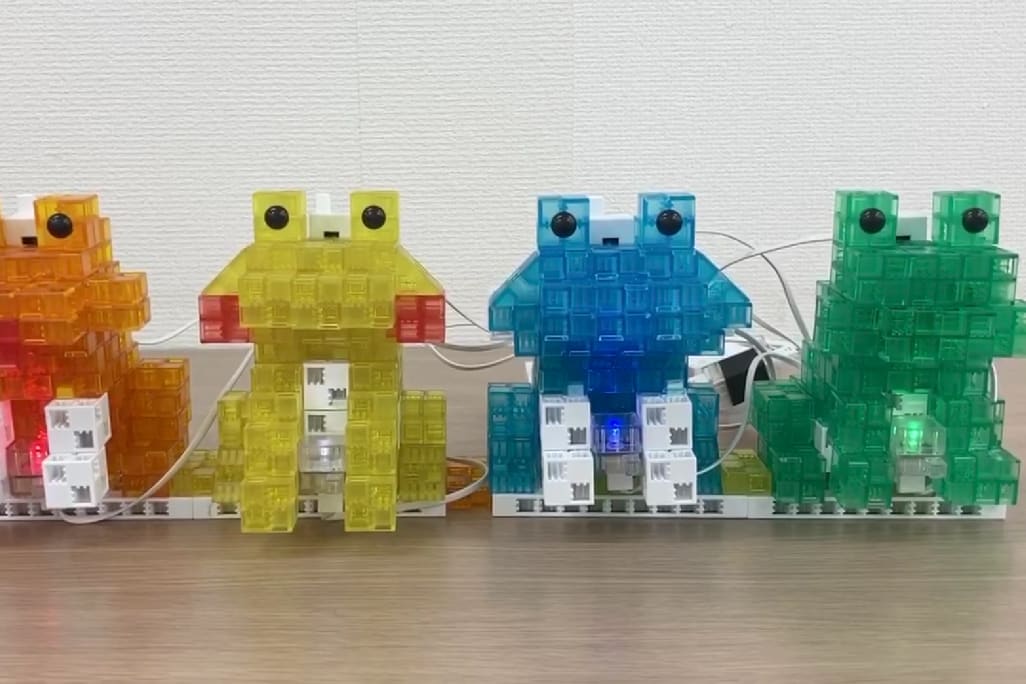 季節の作品集「かえるのがっしょう」。輪唱⇒合唱パートとプログラムで編曲した作品です。歌っているカエルが光ります。【2024年6月撮影】