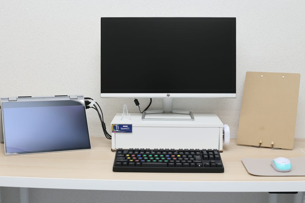 各席にモニタとPCが1台ずつ置かれます。