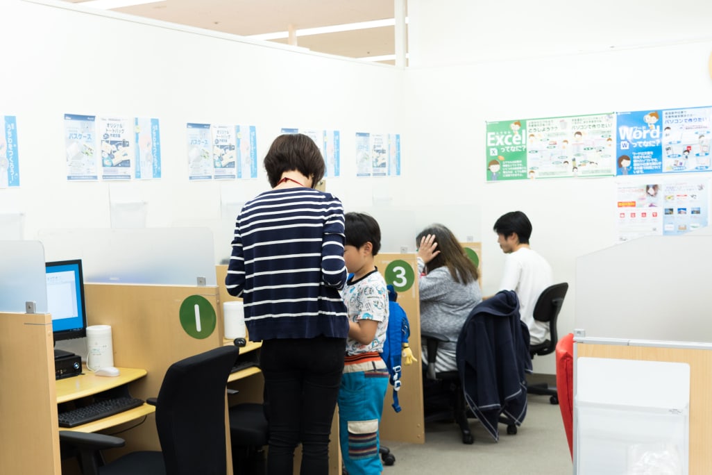 個別に分かれたブースで個別レッスン