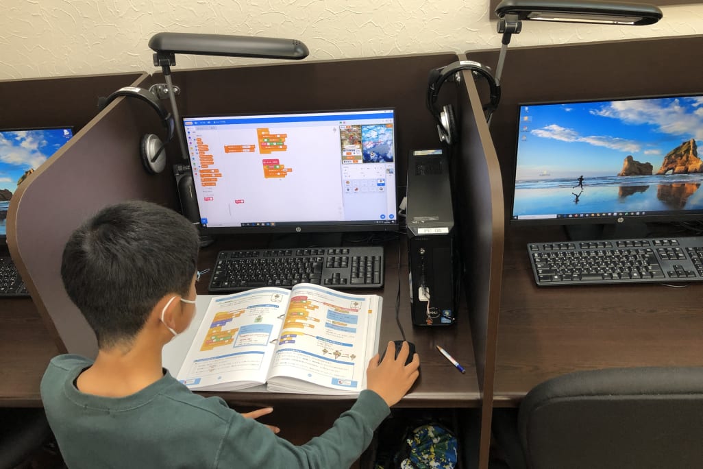 子ども向けのやさしいプログラミング言語・Scratchを使って、ゲームを作っていきます。直感的にプログラムを組み立てることができる言語なので、入門編に最適です。