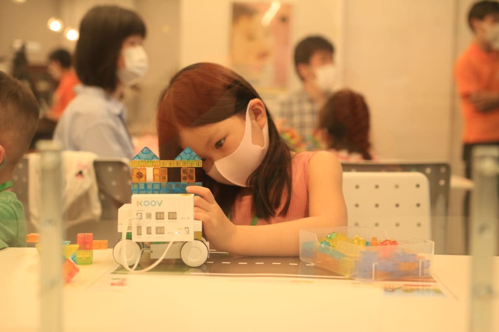 女の子も真剣な表情で…何ができるかな？