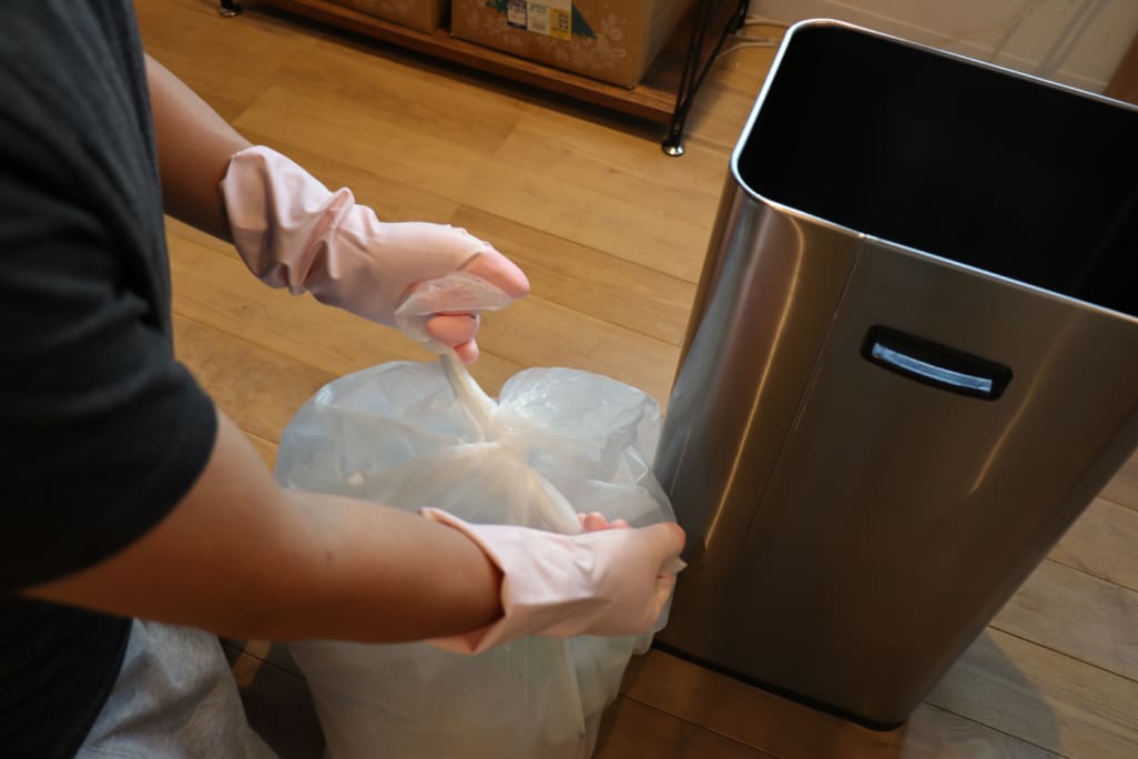 (コロナ対策)ゴミ捨ては手袋を装着して行っています