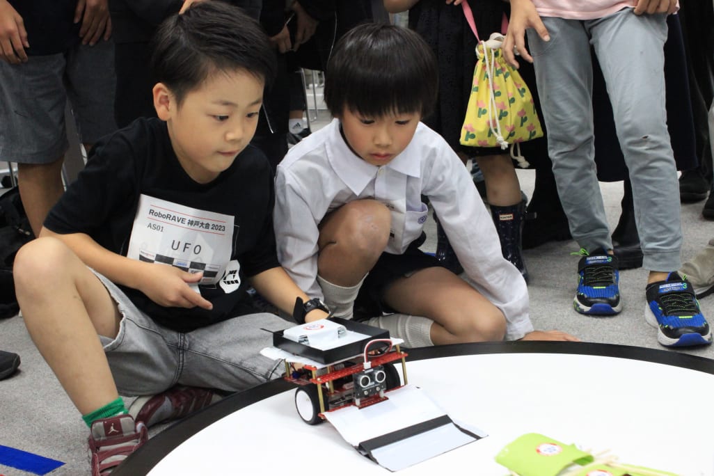 ロボット競技会RoboRAVEでの様子。自分で設計・プログラミングしたロボットでコースを完走させたり、相撲で相手を押し出したり。3種類の競技に試行錯誤と工夫を重ねて挑みます。【2023年10月撮影】