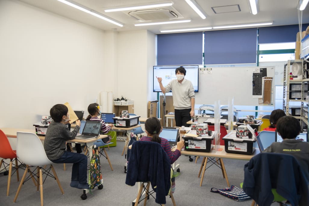 新型コロナウイルス感染症対策として、対面形式によらない机の配置も実施（撮影：2020年12月）