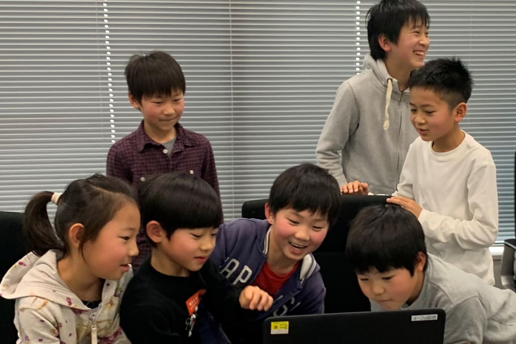 クラスメートと作品を共有しながらレッスンが進行します！