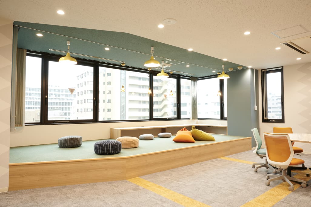 小上がりで休んだり、くつろぎながら制作活動を行うことができます！