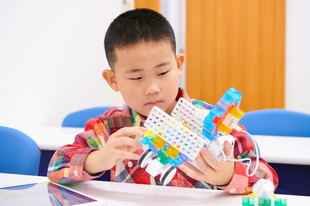 ファーストコースでは、自分だけの「あそび」を工夫して生み出すことで、「発想力」と「思考力」を伸ばします [2021/10撮影]