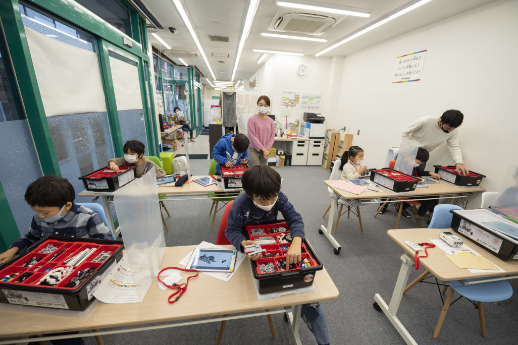 1クラスは生徒10人程度、3～4人に対して講師が1人つきます（撮影：2020年12月）