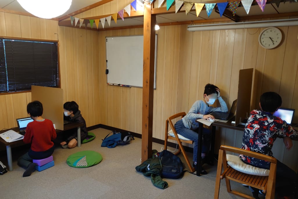 ひとりひとりにパソコンが割り当たりそれぞれ課題に取り組みます。