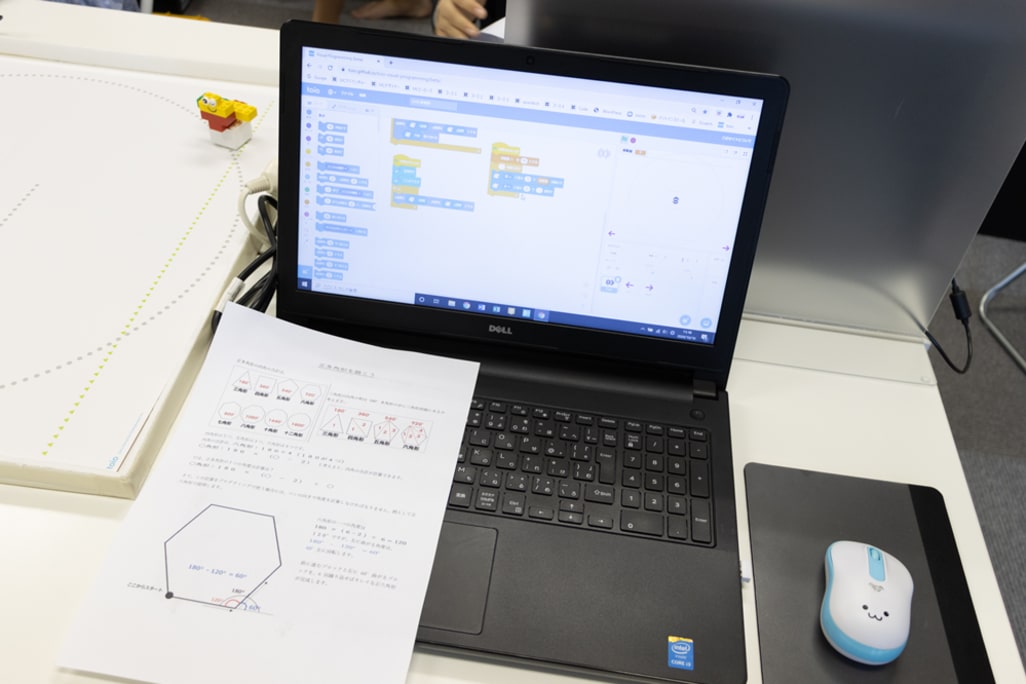 toio™(トイオ)で多角形を学ぶ