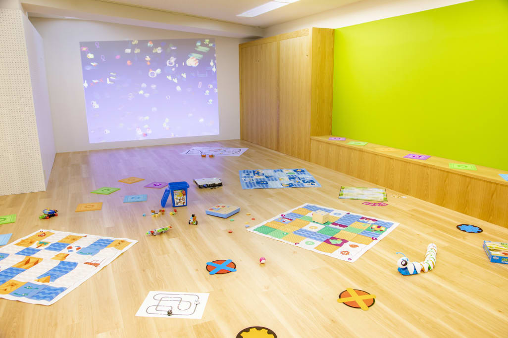 子どもが広々と遊んで学べる木質感たっぷりの空間