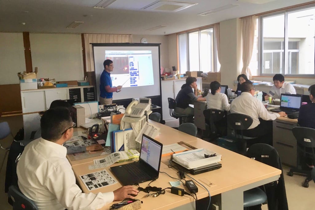 小学校の先生のプログラミング研修も担当しています。