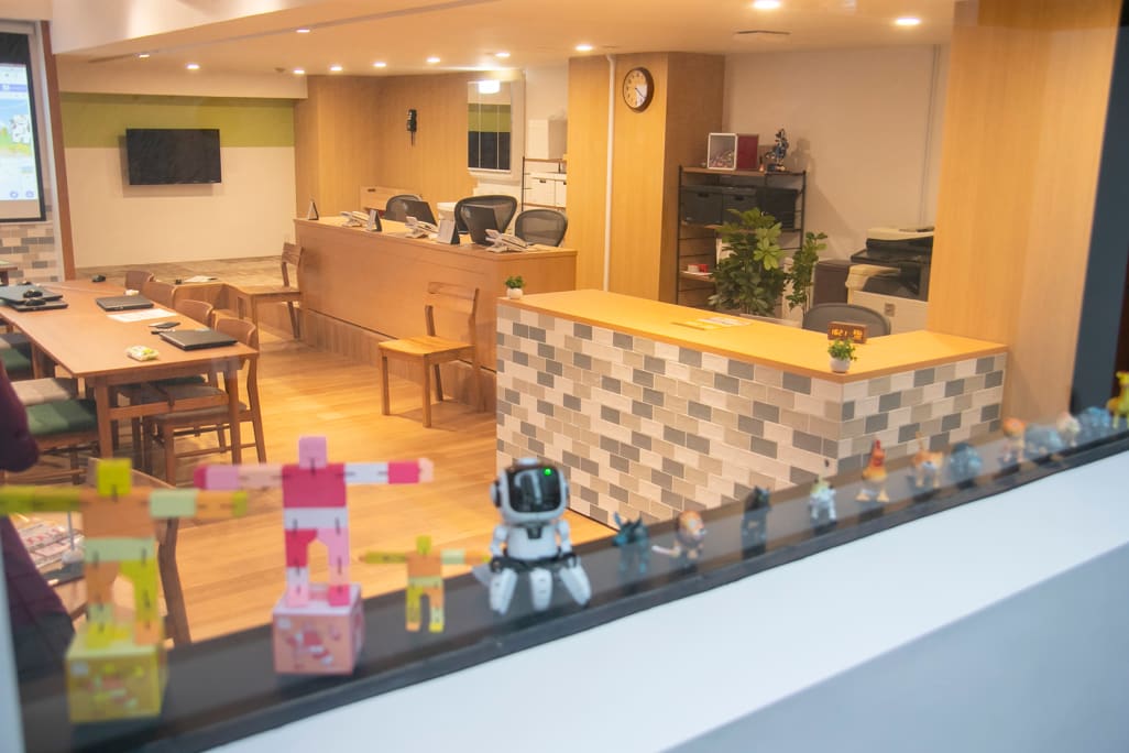 外から見た教室内