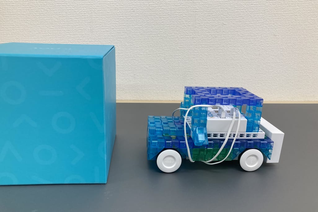 センサーを使って、壁や落とし穴を検知して止まる車