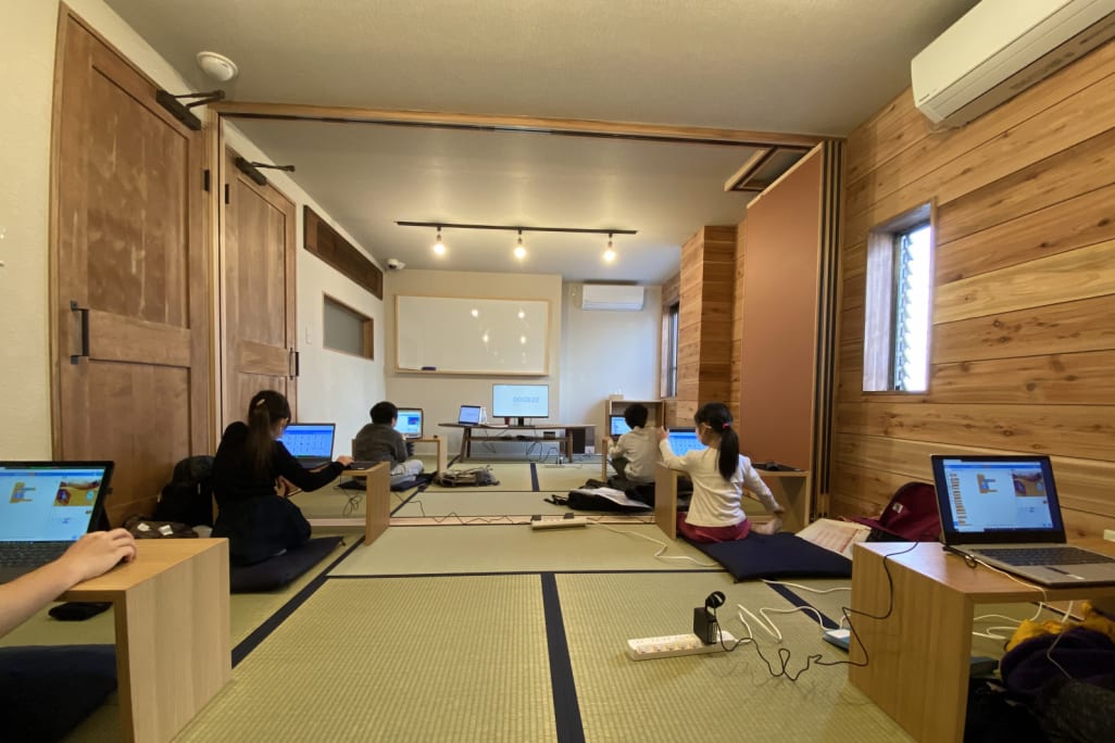 ペアプログラミングの様子。このようにソーシャルディスタンスをとっても行うことが可能です。