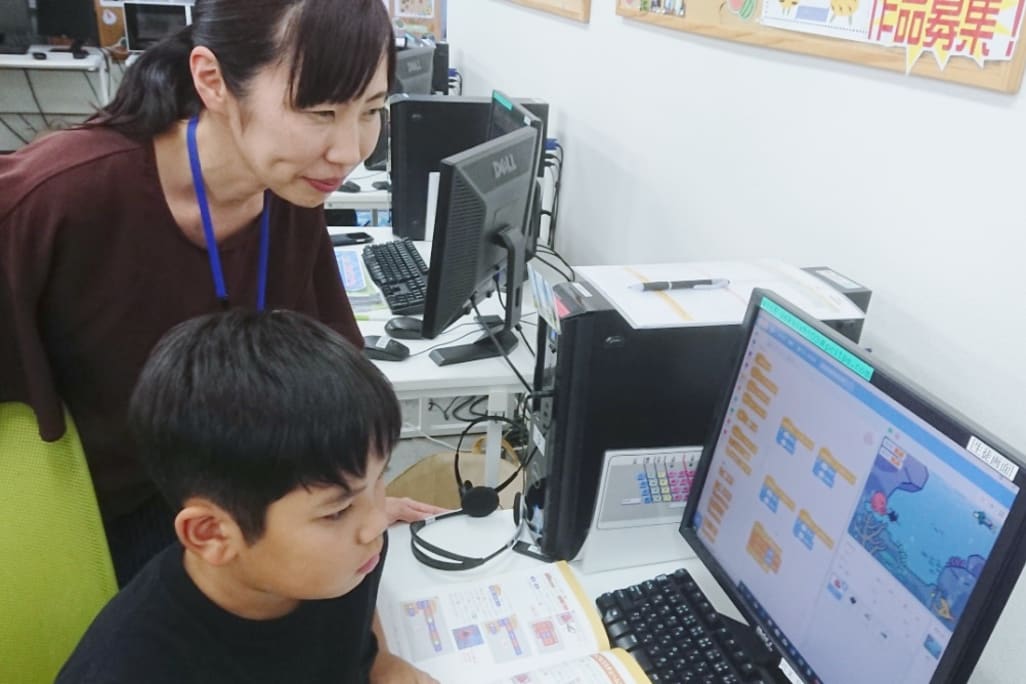 本を見ながらそれぞれのペースで自習学習