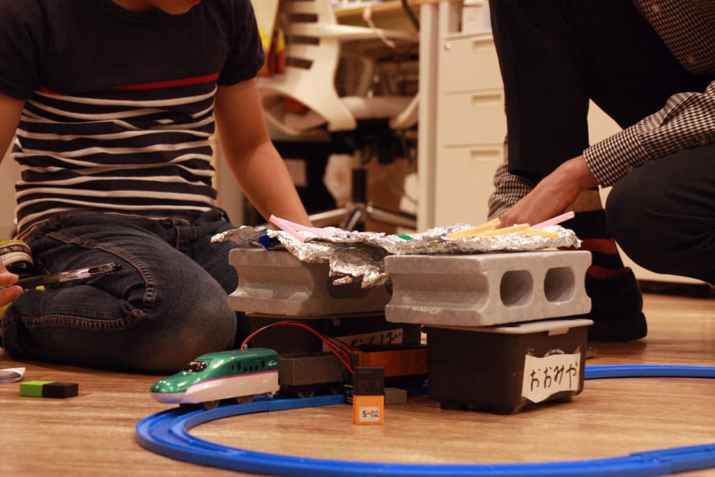 ベーシックコースは、リアルワールド志向でモノとプログラミングを組み合わせます。