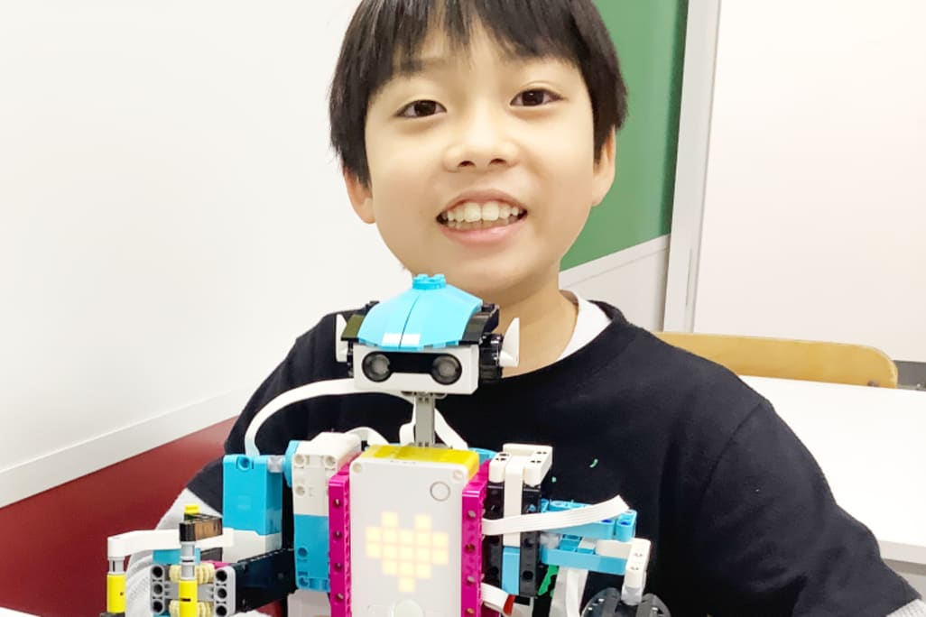 ゴールドコース（小学5年生）の授業の様子。段階的に高度なプログラミングへとつなげていきます。競技を通してセンサーと条件分岐を用いた中級プログラミング、パソコンを使ってのデータプレゼンテーション手法。