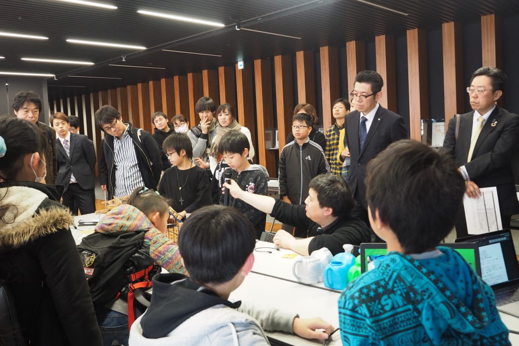 成果報告会の様子です。企業や県庁の方々に成果を報告しました。