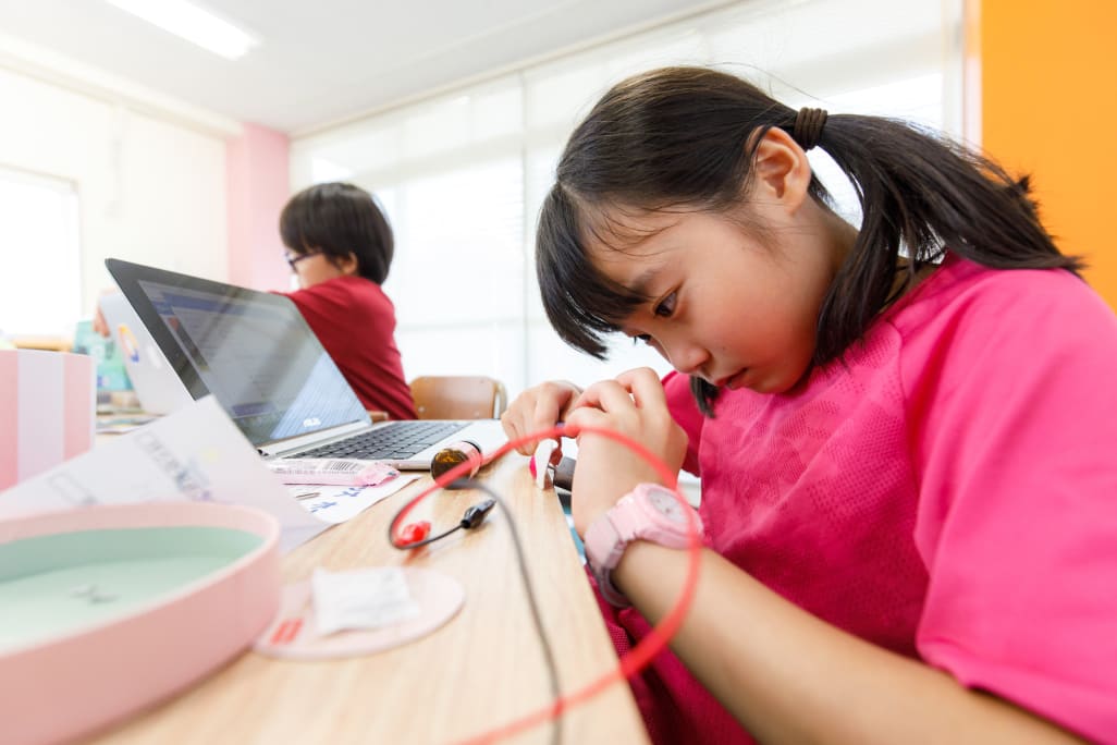 プログラミングとものづくりに真剣な表情で取り組みます