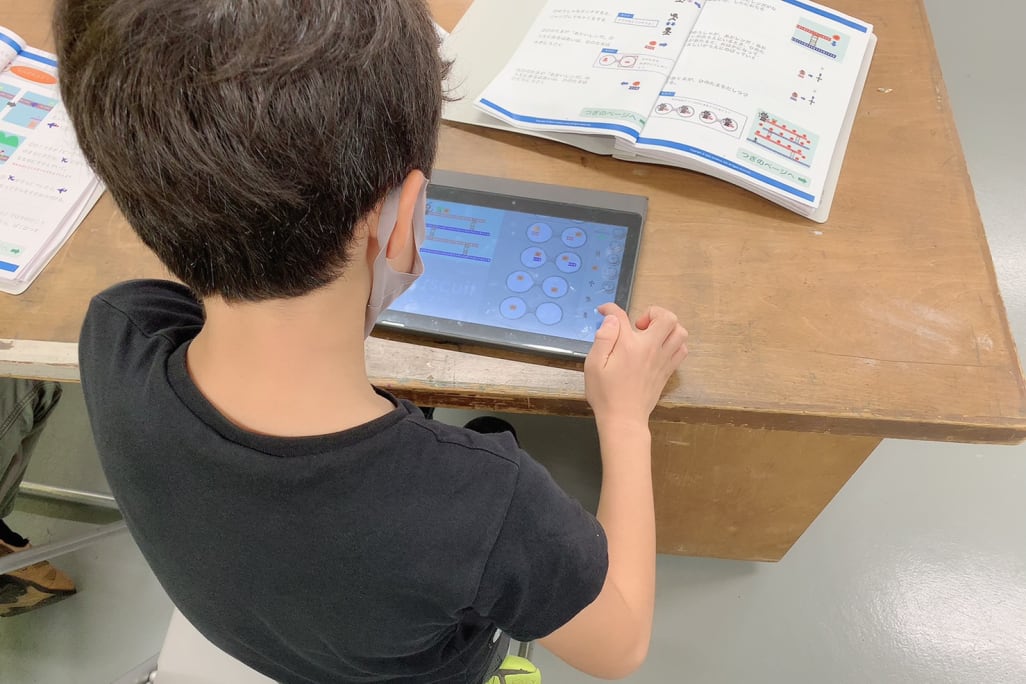 タブレットを使ったプログラミングからスタートするのでスイスイレベルがアップしていくね！