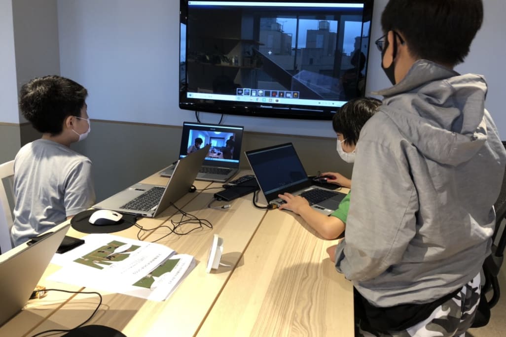 授業風景（モニターに映して見てみよう）