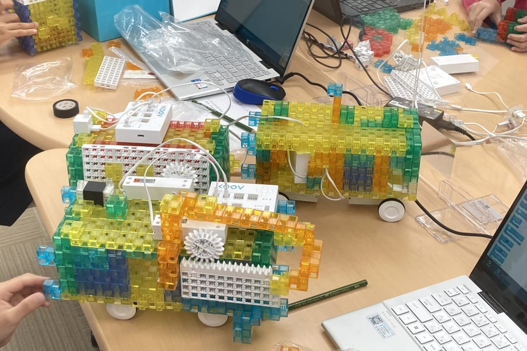 コンテストに向けて制作中。形も見本のプログラムもない自由制作では、アイデアを考える・伝わるようにプレゼンシートを作るなど普段とは違う刺激もあり、生徒のみなさんも一層熱が入ります。【2023年8月撮影】