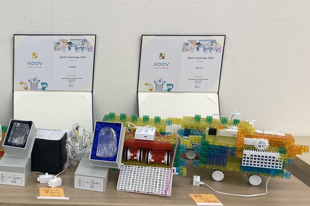 自分だけのオリジナル作品を教室に展示することも。写真はKOOV Challenge 2023 で生み出された受賞作品。【2023年12月撮影】
