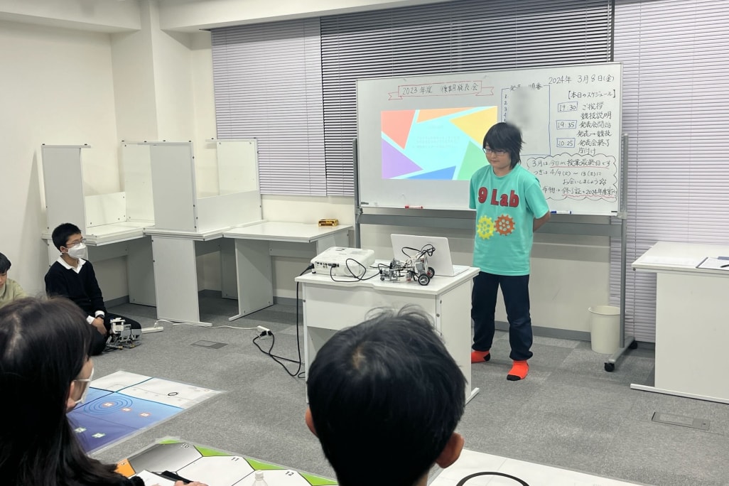 学んだ成果を発表する発表会の様子。発表会を通じてプレゼンテーション手法を学習します。