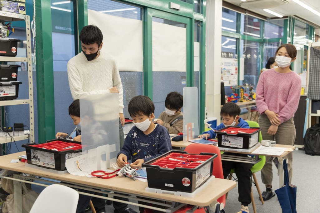 1クラスは生徒10人程度、3～4人に対して講師が1人つきます（撮影：2020年12月）