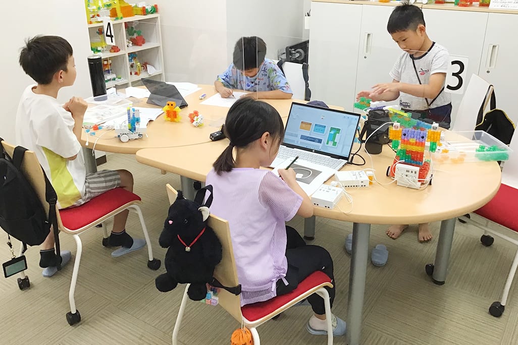 年に1回のコンテスト(国際大会 KOOV Challenge)の作品づくり。同じ目標に向かう仲間の工夫に刺激を受けながら、いつも以上に夢中で取り組む姿が見られます。【2024年8月撮影】